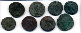 Lotto di otto bronzi imperiali). ... 