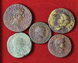 Lotto di cinque bronzi romani ... 