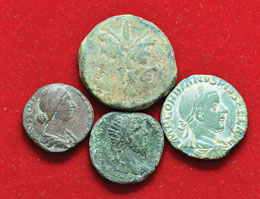 Lotto di quattro bronzi romani ... 