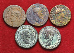 Lotto di cinque bronzi romani ... 