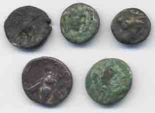 4 Monete greche in bronzo e una in ... 