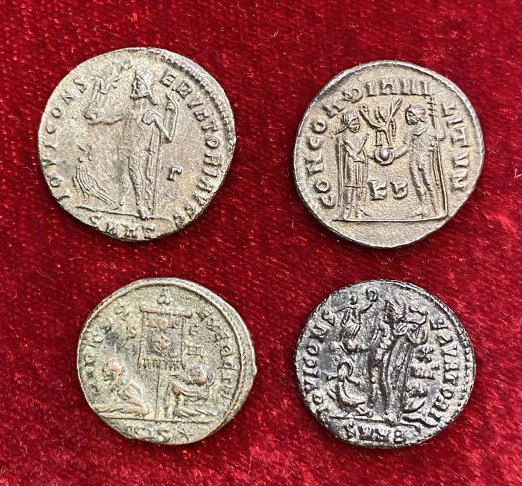 Lotto di quattro bronzetti romani ... 