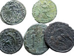 Lotto di cinque monete romane. Non si ... 