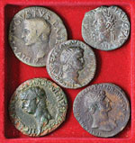 Lotto di cinque bronzi romani imperiali. Non ... 