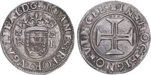D. João III - Tostão; R-L (florões sobre ... 