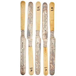 Silverware Four butter knife with ornamental ... 