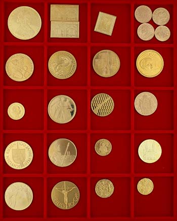 24 verschiedene Goldmünzen und ... 