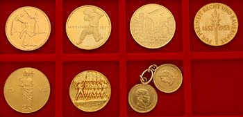 Sammlung von 32 Goldmedaillen mit Bezug zur ... 