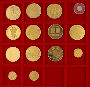 15 Goldmünzen und Goldmedaillen ... 
