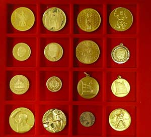 16 Goldmedaillen alle Welt. ... 
