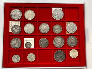 25 Silbermünzen Schweiz und ... 