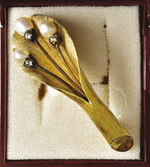 Gioielli -  - - Spilla in oro con tre perle ... 