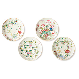 Four dishes with florar decorations, one of ... 