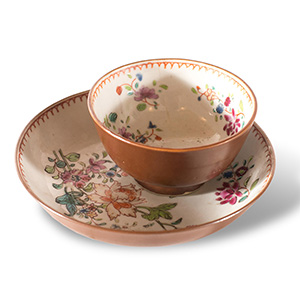 Small tea cup with dish, decorated with ... 