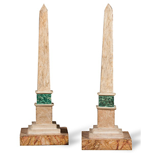 Coppia di obelischi in legno intagliato e ... 