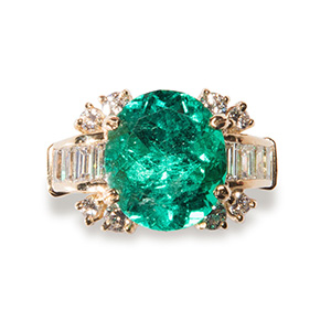 Emerald and  diamond ring. Yellow gold ring ... 