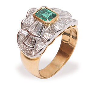 Emerald and  diamond ring. White  gold ring ... 