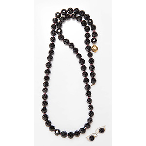 Garnet  parure composed of necklace and ... 