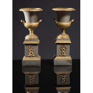 Coppia di vasi medicei su colonne in bronzo, ... 