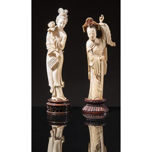 Coppia di sculture in avorio, “Figure ... 