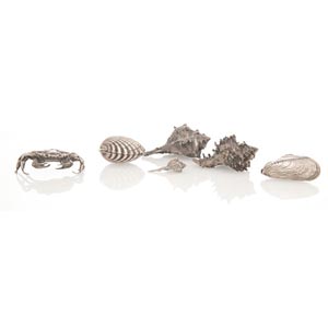 Lot of five silver shells and a silver crab, ... 
