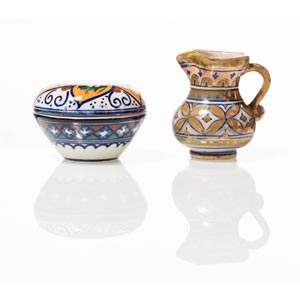 Due piccoli oggetti in ceramica policroma, ... 