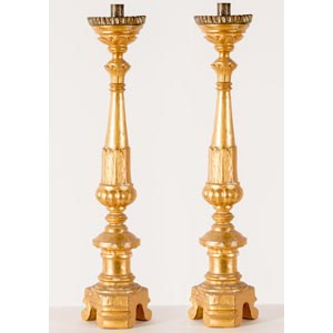 Coppia di candelieri in legno dorato, XIX ... 