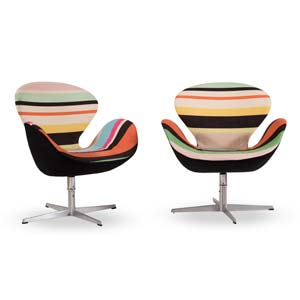 Arne Jacobsen, Pair of armchairs Swan, ... 