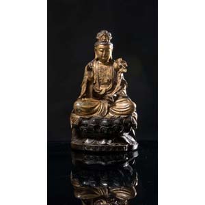Figura di Guanyin seduta in bronzo dorato, ... 