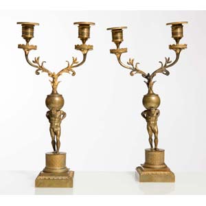Coppia di candelabri in bronzo dorato con ... 