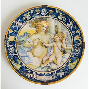 Piatto in ceramica policroma con Venere e ... 
