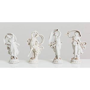 Quattro sculture in porcellana bianca con ... 