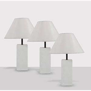 Lotto di tre lampade in marmo bianco, ... 