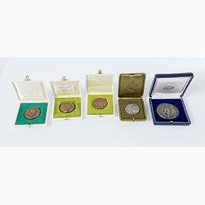 Lotto di cinque medaglie con soggetti ... 