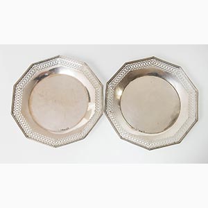 Coppia di piatti ottagonali in argento, ... 