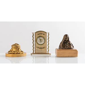 Lotto di tre oggetti da scrivania, XX secolo.