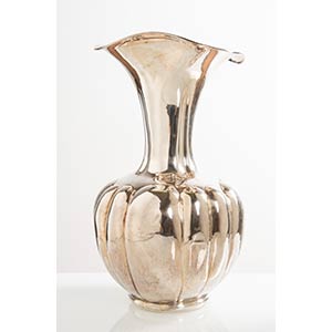 Grande vaso costolato in argento, Milano - ... 