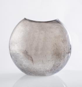 Vaso ovale in metallo argentato, XX secolo. ... 