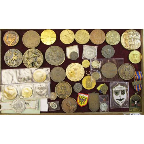 lot de 70 médailles, dont: Belgique, 1904, ... 