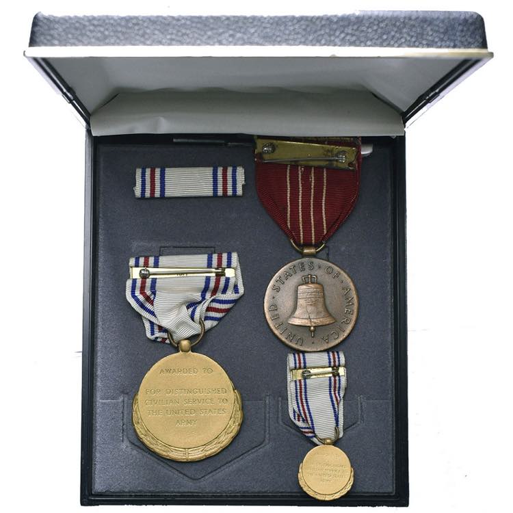 ETATS-UNIS, lot de 2 décorations: US Medal ... 