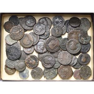 lot de 58 bronzes, dont: Maximien Hercule, ... 