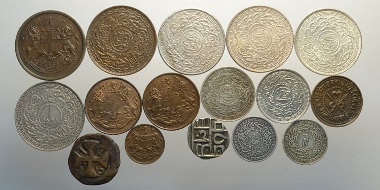India, Lotto di 16 monete, Cooch ... 