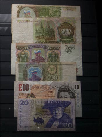 Set consisting of 47 world banknotes, in ... 