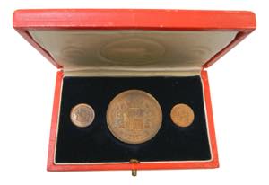 1969. Estuche con 3 medallas en cobre, 5 ... 