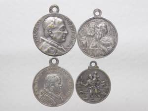Gruppo di quattro medagliette votive con Pio ... 