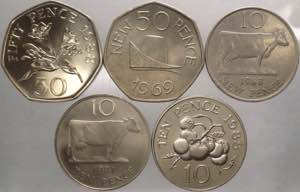 Guernesey - lotto di 5 monete da 10 e 50 ... 