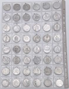 Lotto di 48 medagliette votive in alluminio ... 