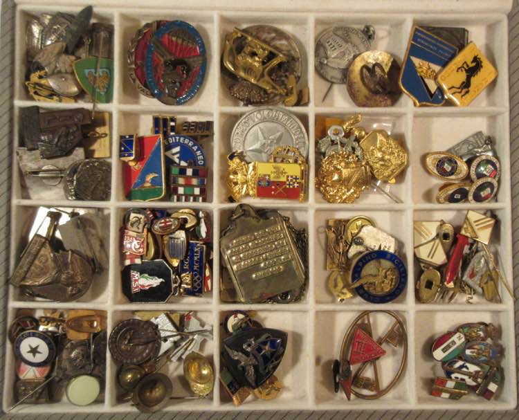 ANTIQUES - Badges and jacket pins ... 