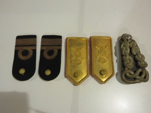 Militaria - Buttons with and without ... 