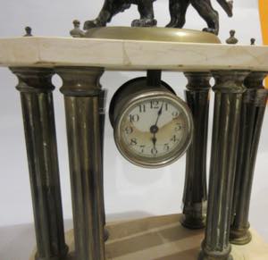 Clock decorated with a lion statuette, in ... 